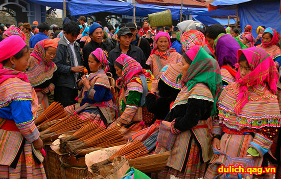 Tới chợ Bắc Hà mua sắm trong tour du lịch Sapa